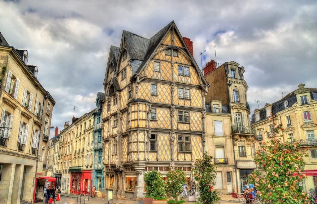 Quartiers à éviter à Angers en 2026 : la carte honnête avant de s'installer ou d'investir buildings in the old town of angers, france