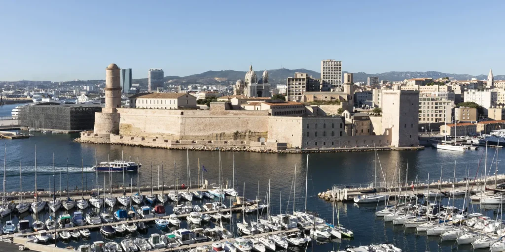 Quartiers à éviter à Marseille : ce qu'on ne vous dit jamais vraiment mucem fort saint jean vieux port lamyomtcm 1920x960