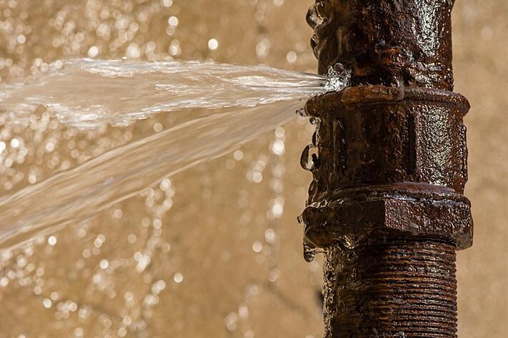 Surconsommation d’eau : causes, droits et procédure pour faire plafonner votre facture fuite