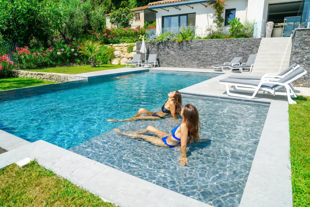 Évaporation de l'eau de piscine : combien perdez-vous vraiment (et comment y remédier) piscine avec plage