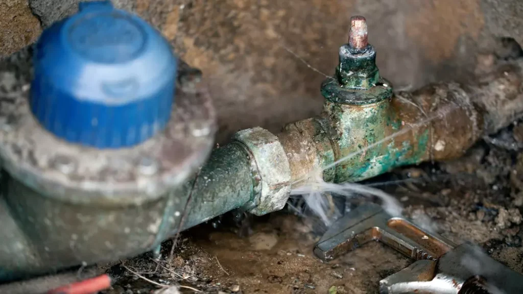 Surconsommation d’eau : causes, droits et procédure pour faire plafonner votre facture surconsommation