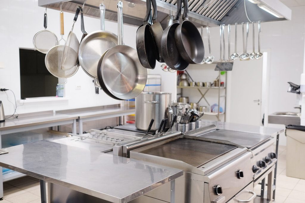 Réussir l’installation de matériel de cuisine professionnelle : étapes clés et bonnes pratiques professional kitchen in a restaurant